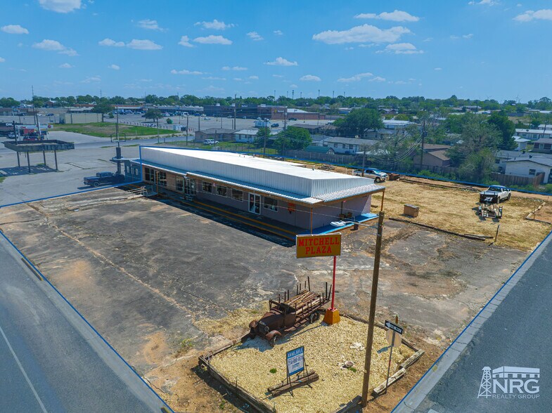1600 E 4th St, Big Spring, TX for lease - Building Photo - Image 2 of 10