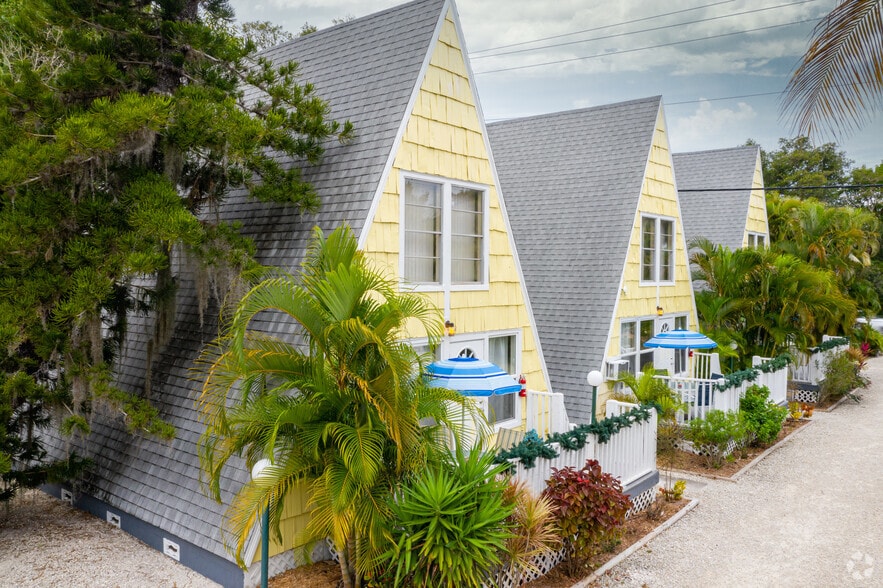 1245 Periwinkle Way, Sanibel, FL for sale - Building Photo - Image 1 of 1