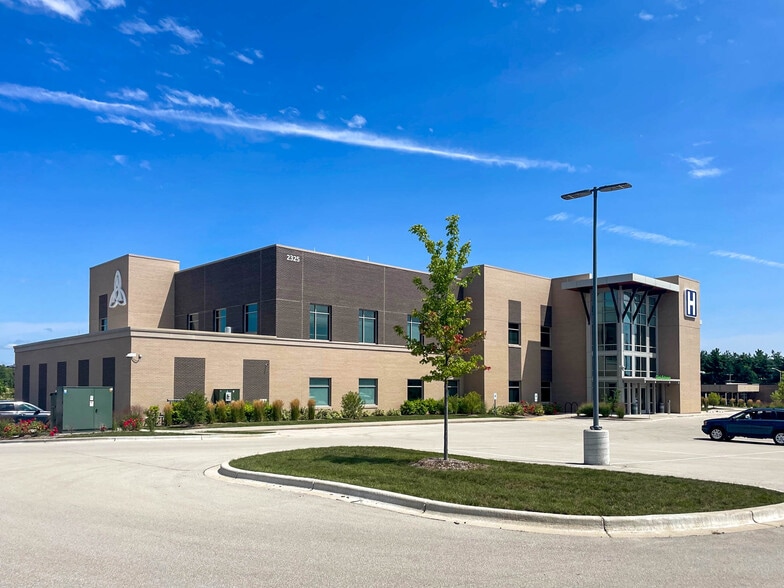 2325 Fox Run Blvd, Waukesha, WI for sale - Building Photo - Image 2 of 11