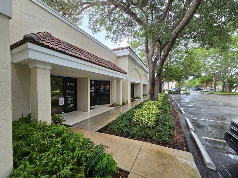 4107-4151 Burns Rd, Palm Beach Gardens, FL for lease - Building Photo - Image 2 of 5