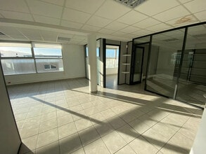 Office in Marseille for lease Interior Photo- Image 2 of 7
