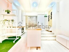 Retail in Barcelona, Barcelona for lease Interior Photo- Image 2 of 14