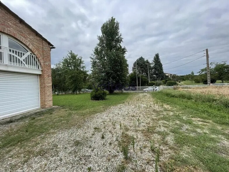 Office in Flourens for lease - Building Photo - Image 2 of 14