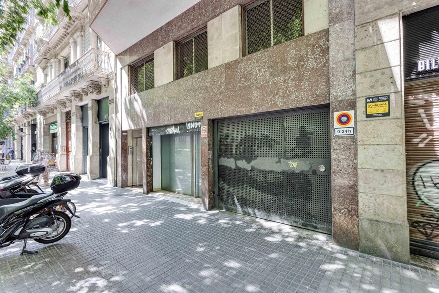 Multifamily in Barcelona, Barcelona for sale - Building Photo - Image 1 of 1