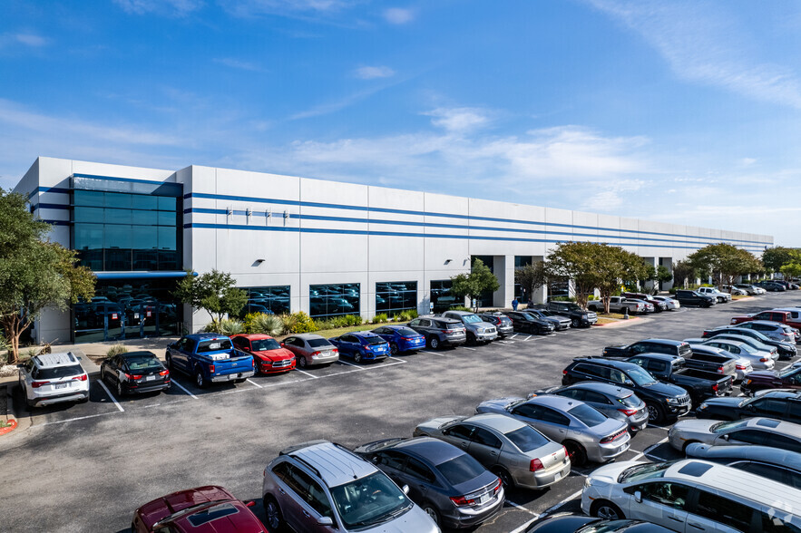 600 Center Ridge Dr, Austin, TX for lease - Primary Photo - Image 1 of 7