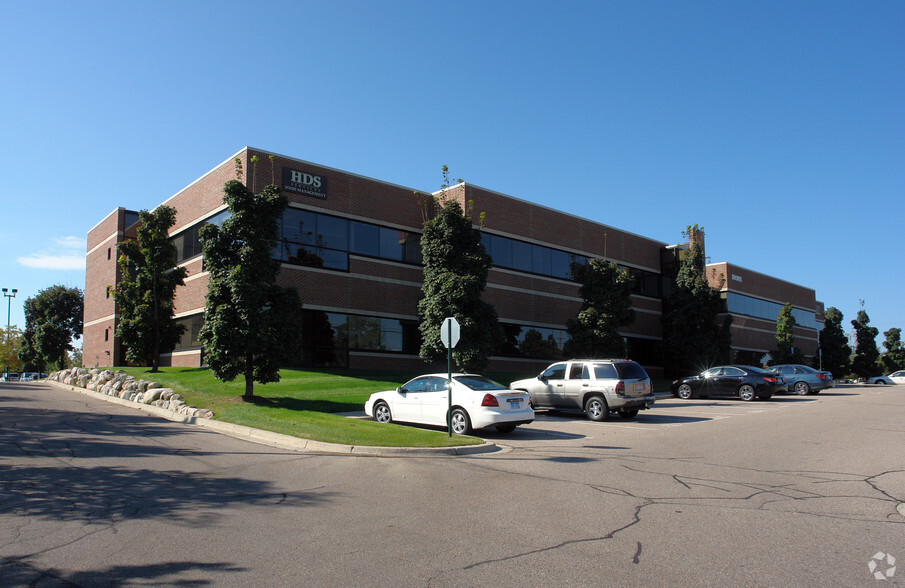 39395 W 12 Mile Rd, Farmington Hills, MI for lease - Building Photo - Image 3 of 5