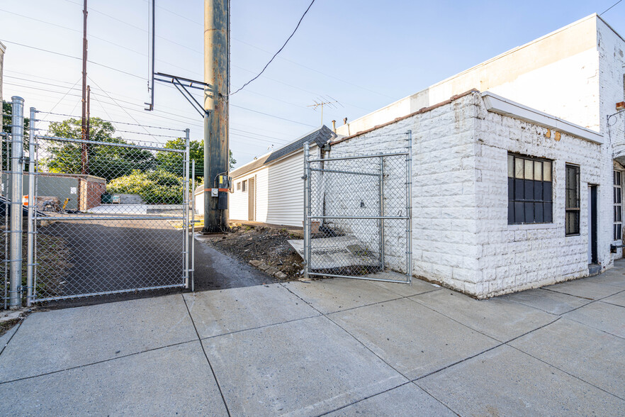 6914 State Rd, Philadelphia, PA for lease - Primary Photo - Image 1 of 17