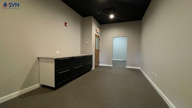 524 W State St, Geneva, IL for lease Interior Photo- Image 2 of 7