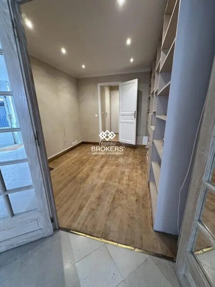 Retail in Paris for lease - Interior Photo - Image 3 of 4