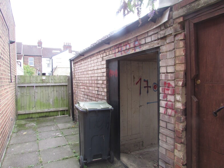 170 Leagrave Rd, Luton for lease - Building Photo - Image 2 of 4