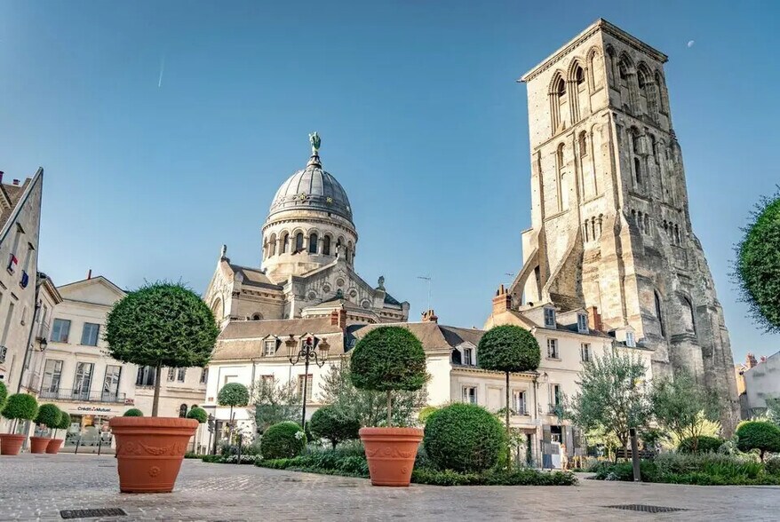 Retail in Tours for lease - Building Photo - Image 1 of 5