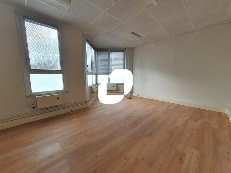 Office in Noisy-le-Grand for lease - Interior Photo - Image 1 of 11