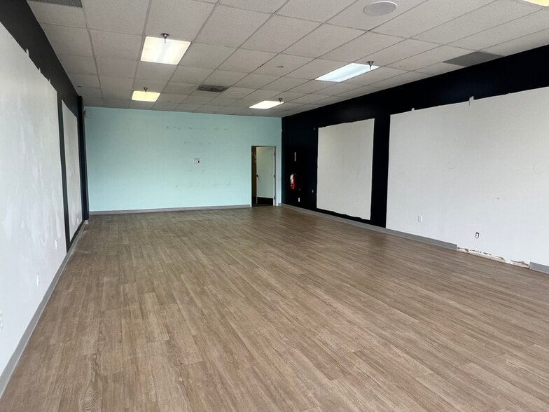 100-200 W Twelve Mile Rd, Madison Heights, MI for lease - Interior Photo - Image 2 of 6