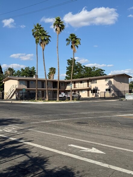 1700 Lincoln St, Bakersfield, CA for sale - Building Photo - Image 1 of 28