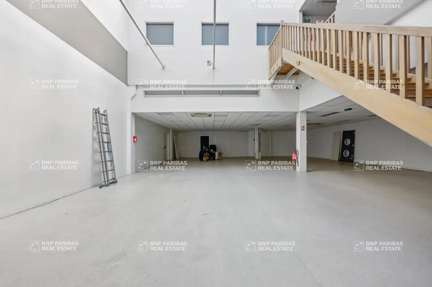 Flex in Villiers-sur-Marne for sale - Building Photo - Image 2 of 13