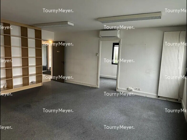 Flex in Orvault for lease - Interior Photo - Image 2 of 6