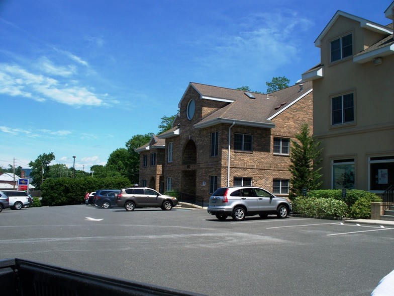 545-547 Saw Mill River Rd, Ardsley, NY for lease - Building Photo - Image 3 of 11