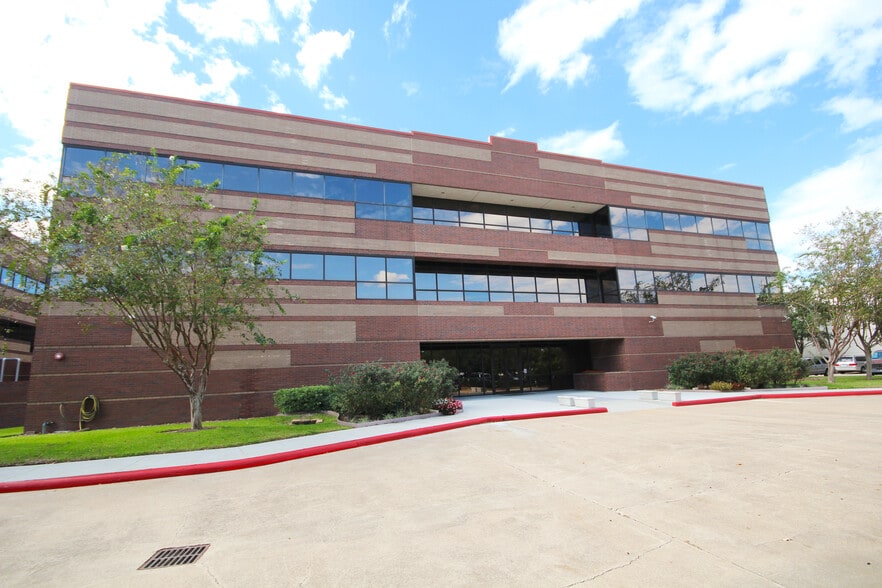 1601 Industrial Blvd, Sugar Land, TX for lease - Building Photo - Image 1 of 3