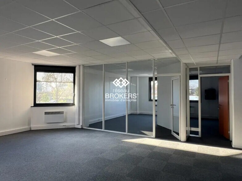 Flex in Saint-Quentin-Fallavier for lease - Interior Photo - Image 2 of 12