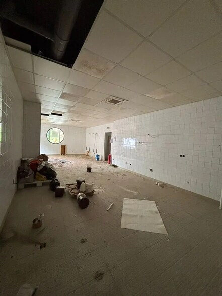 Retail in Pantin for lease - Building Photo - Image 3 of 3