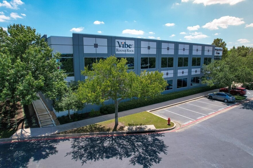 101 E Old Settlers Blvd, Round Rock, TX for lease - Building Photo - Image 3 of 24