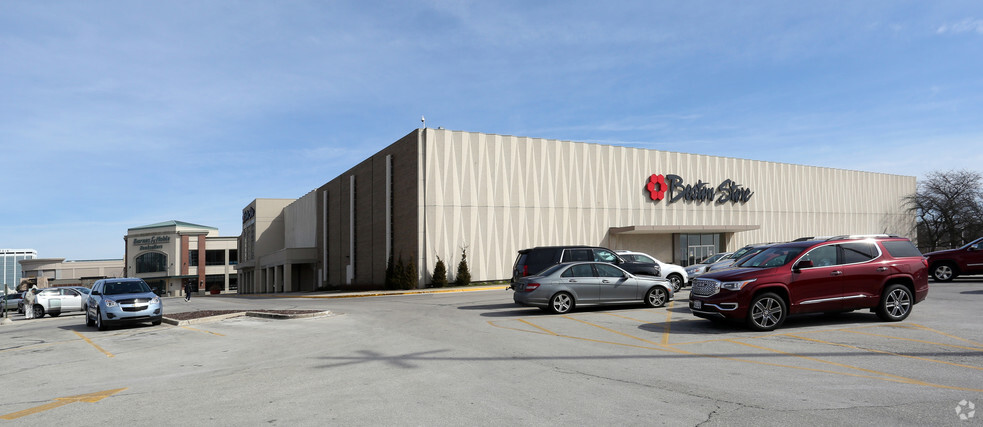 2500 N Mayfair Rd, Wauwatosa, WI for sale - Building Photo - Image 1 of 1