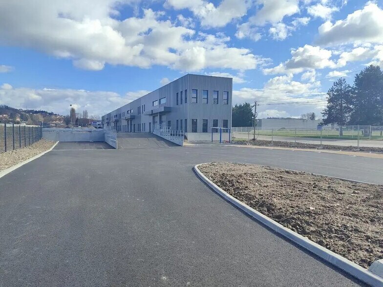 Flex in Bourgoin-Jallieu for sale - Building Photo - Image 1 of 14