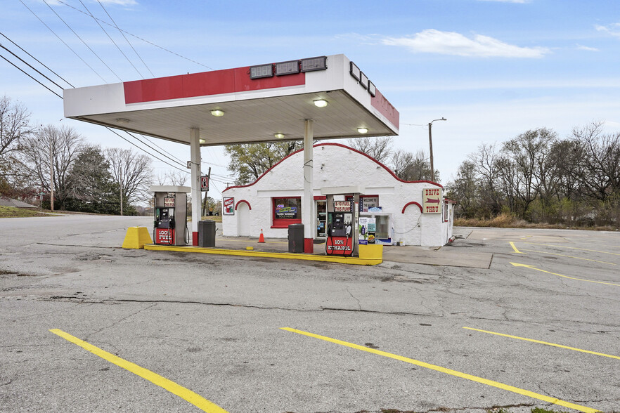 614 Broadway, Coweta, OK for sale - Primary Photo - Image 1 of 5