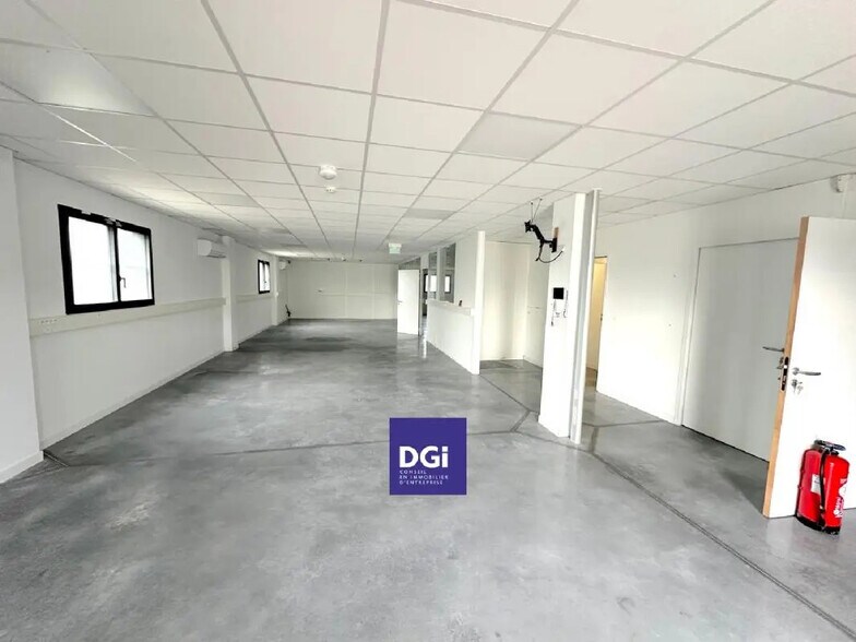 Office in Gallargues-le-Montueux for lease - Interior Photo - Image 1 of 7