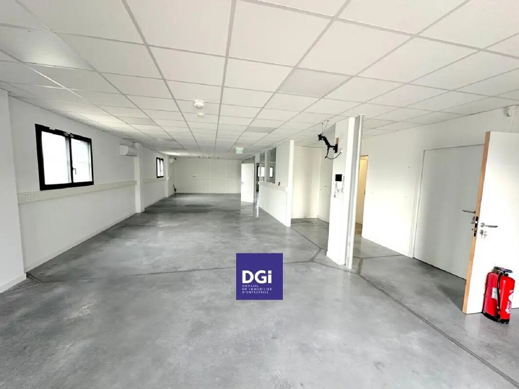 Office in Gallargues-le-Montueux for lease Interior Photo- Image 1 of 8
