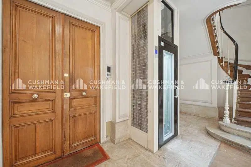 5 Rue Frédéric Bastiat, Paris for lease Interior Photo- Image 1 of 2