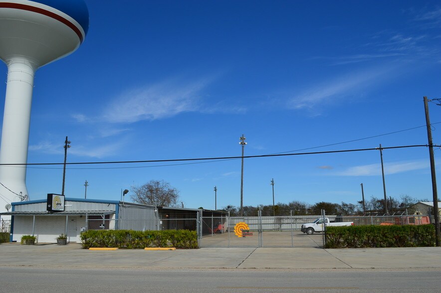 430 Commerce St, Clute, TX for sale - Building Photo - Image 1 of 1
