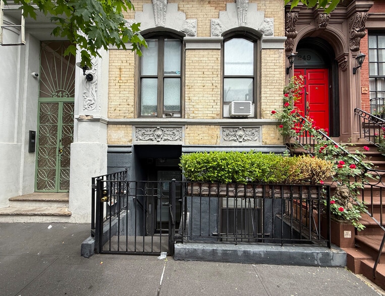 245 E 13th St, New York, NY for lease - Building Photo - Image 1 of 5