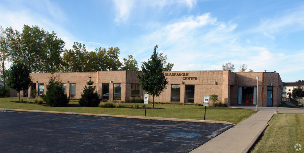 391 Quadrangle Dr, Bolingbrook, IL for lease - Building Photo - Image 1 of 14