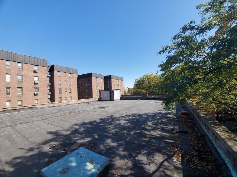 2261 Bragg St, Brooklyn, NY for lease - Building Photo - Image 2 of 4