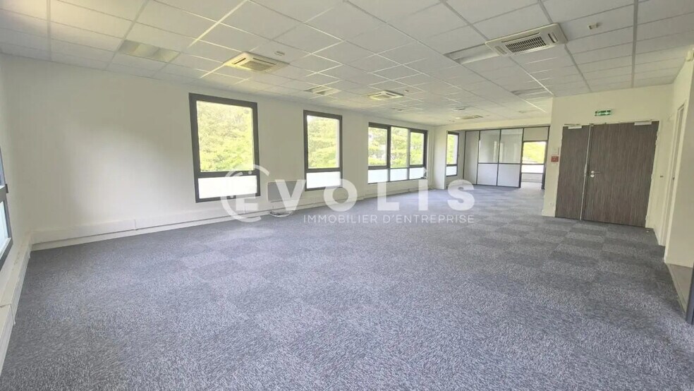 Office in Serris for lease - Interior Photo - Image 1 of 8