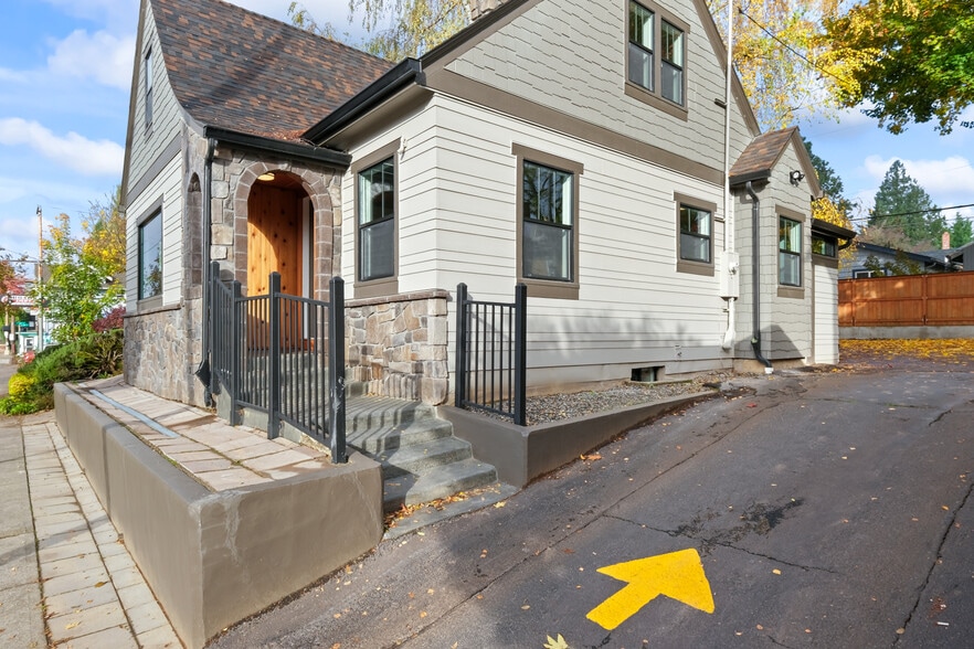 3033 NE Broadway St, Portland, OR for sale - Building Photo - Image 3 of 10