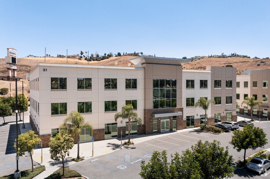 18-68 Rio Rancho Rd, Pomona, CA for lease - Building Photo - Image 1 of 16