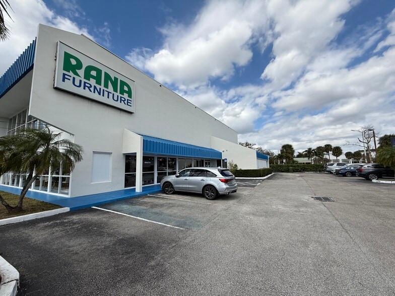 7979 Pines Blvd, Pembroke Pines, FL for sale - Building Photo - Image 1 of 23