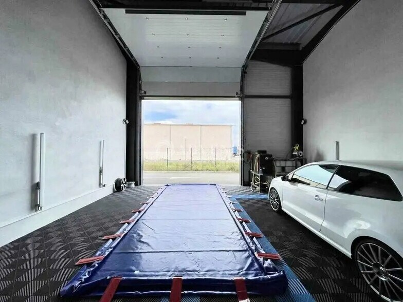 Flex in Dagneux for lease - Building Photo - Image 1 of 5