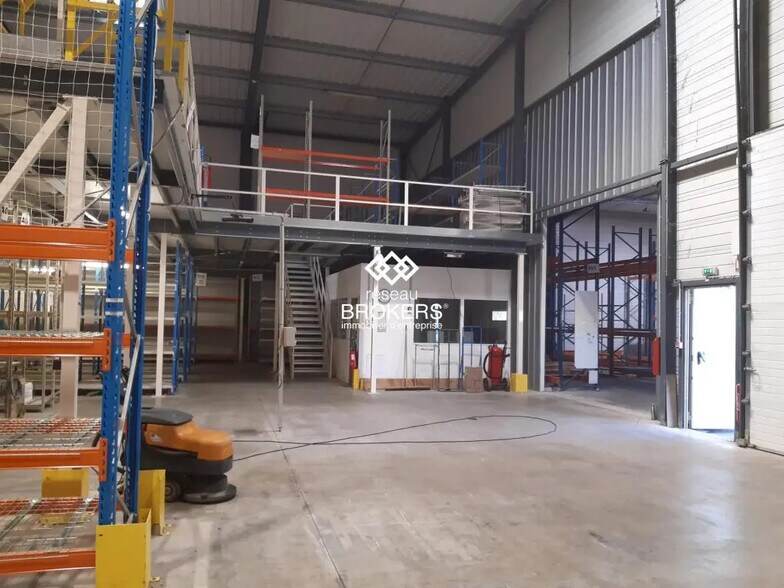 Flex in Porte-de-Savoie for lease - Interior Photo - Image 1 of 9