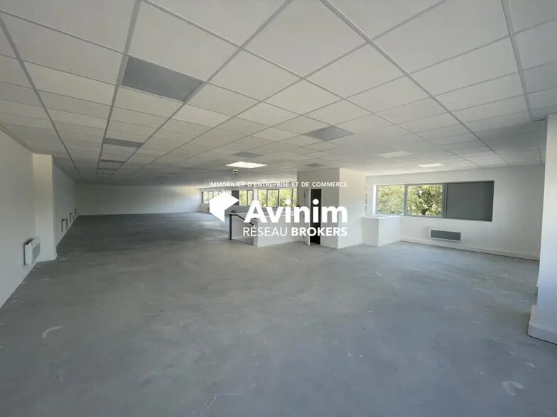 Industrial in Rousset for sale - Interior Photo - Image 2 of 8