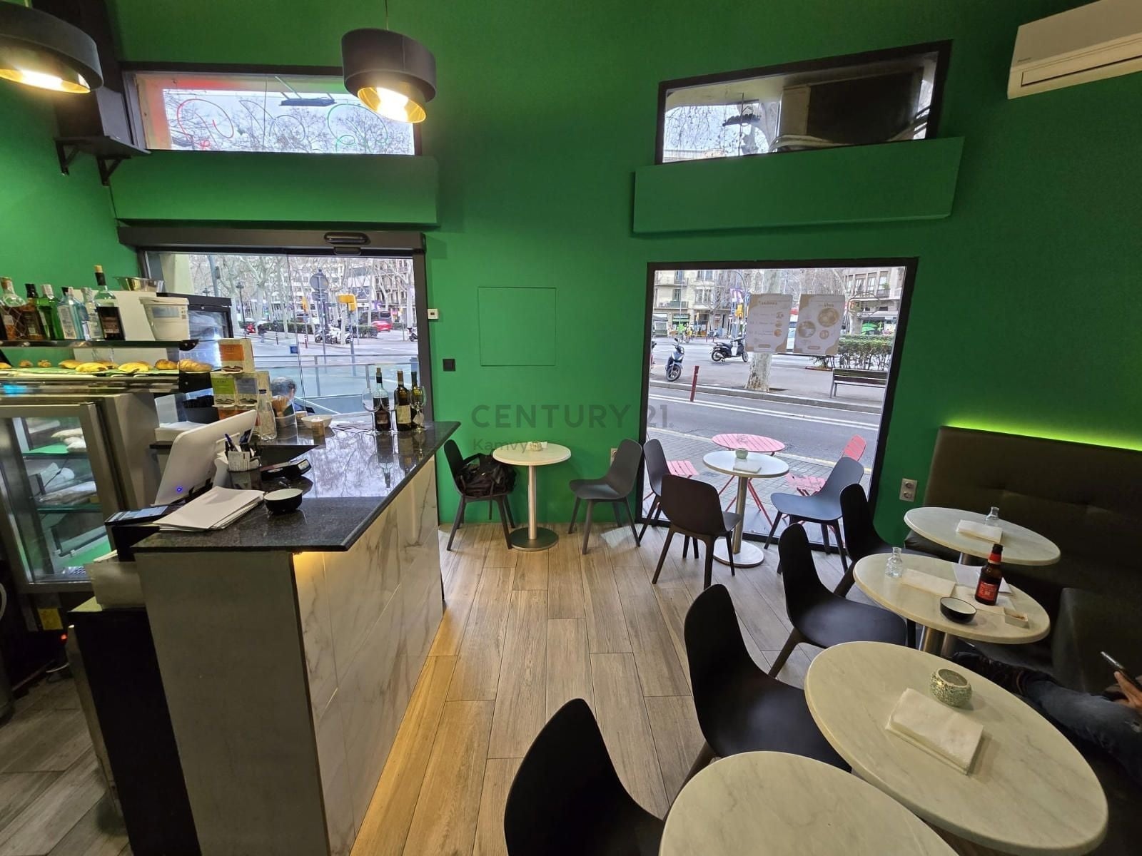 Retail in Barcelona, Barcelona for lease Interior Photo- Image 1 of 9