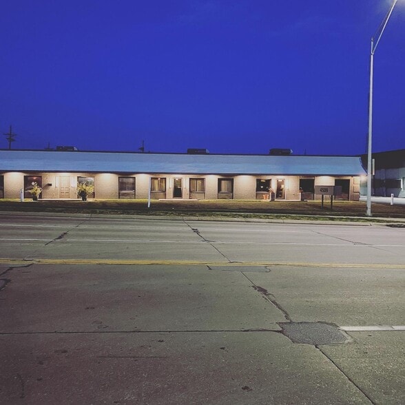 4501-4509 S 96th St, Omaha, NE for lease - Primary Photo - Image 1 of 4