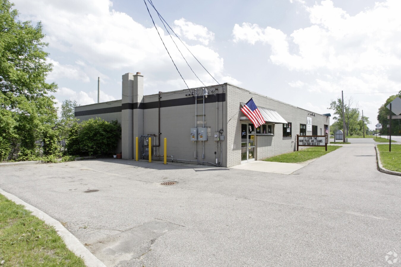 3720 W River Dr, Comstock Park, MI 49321