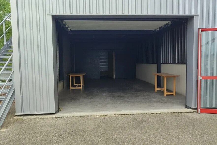 Flex in La Tour-du-Pin for lease - Building Photo - Image 2 of 7