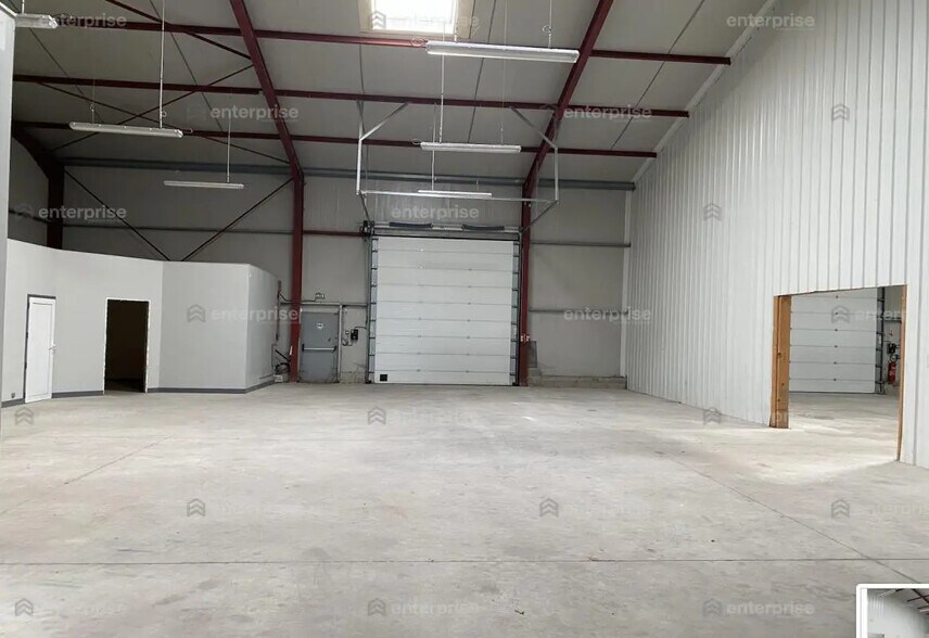 Flex in Moreuil for lease - Building Photo - Image 3 of 5