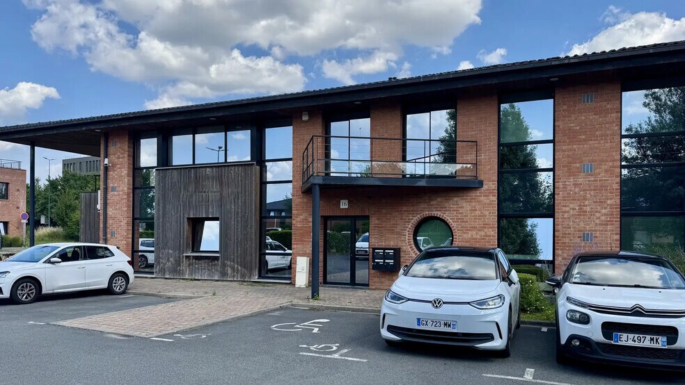 Office in Lezennes for lease - Building Photo - Image 1 of 8