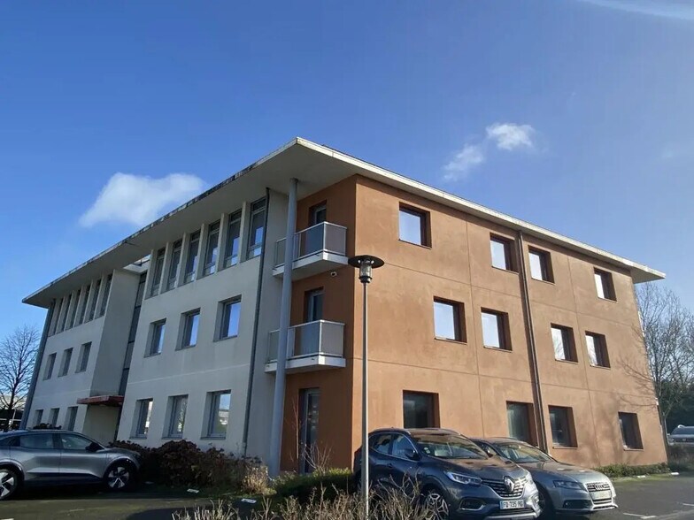 Office in Pacé for lease - Building Photo - Image 1 of 7