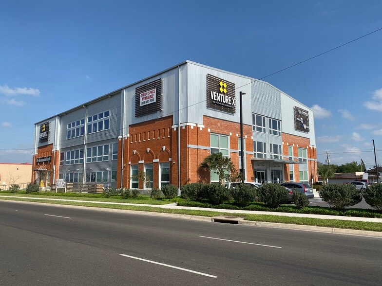 222 N Expressway, Brownsville, TX for lease - Building Photo - Image 1 of 4